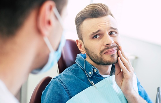 a patient with a hurt tooth in Kent