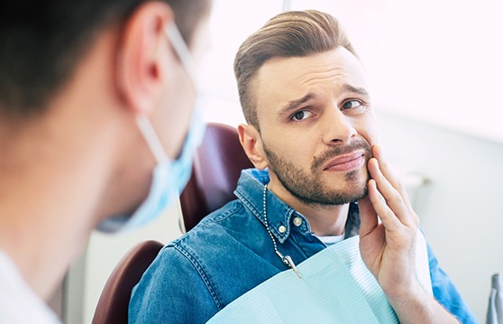 a patient with a hurt tooth in Kent